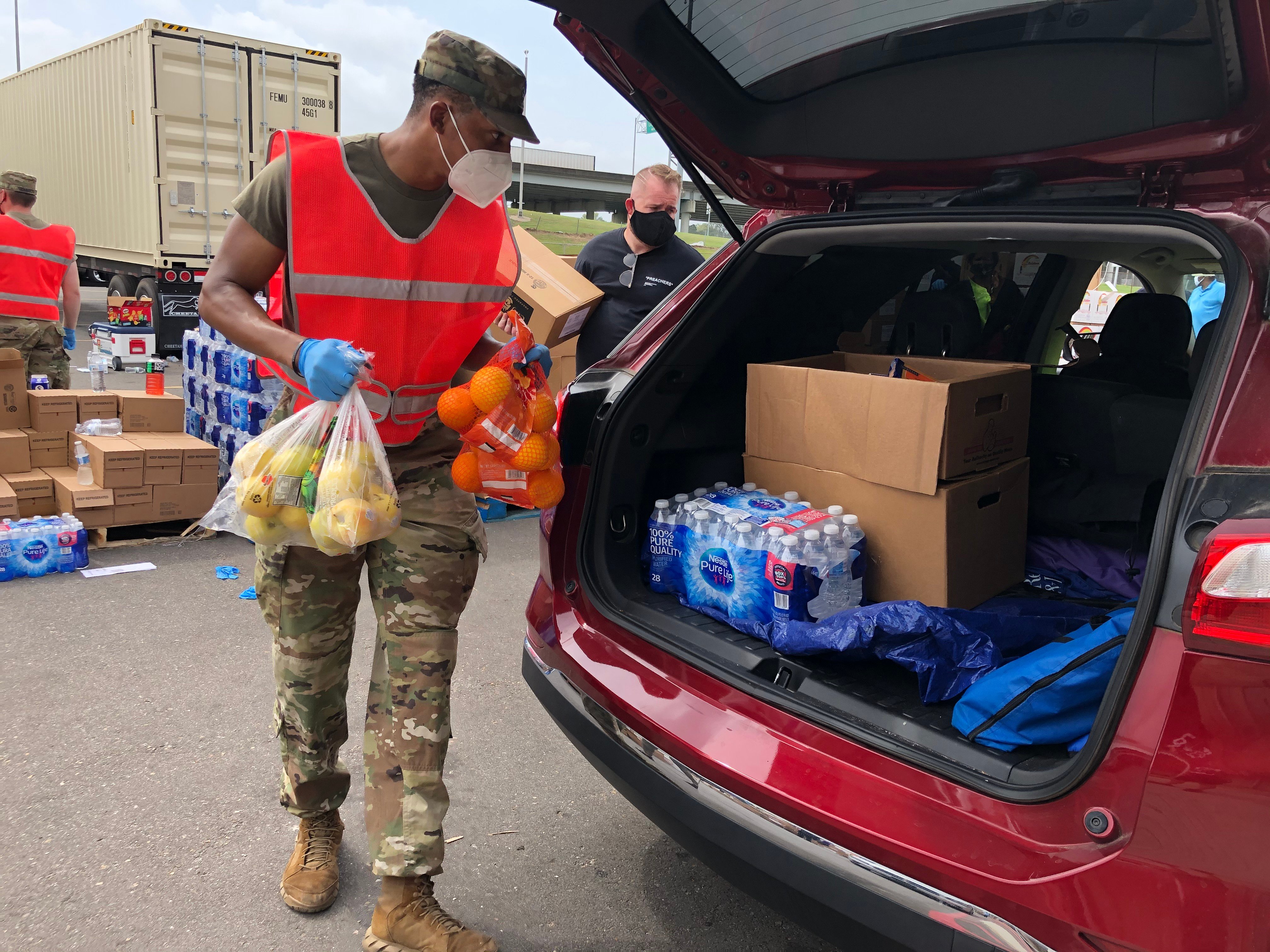 People in Camo Loading Food in Cars 2_©Feeding America®_Feed Thy Neighbor People in Camo Loading Food in Cars 2_©Feeding America®_Feed Thy Neighbor